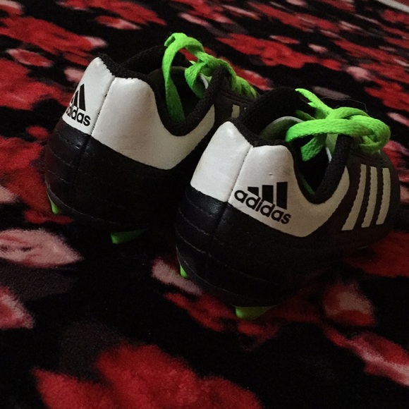 Soccer cleats for kids - Picture 2 of 2